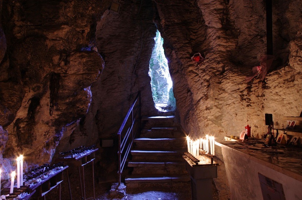 Пещера святог Бенедикта в Менторелле