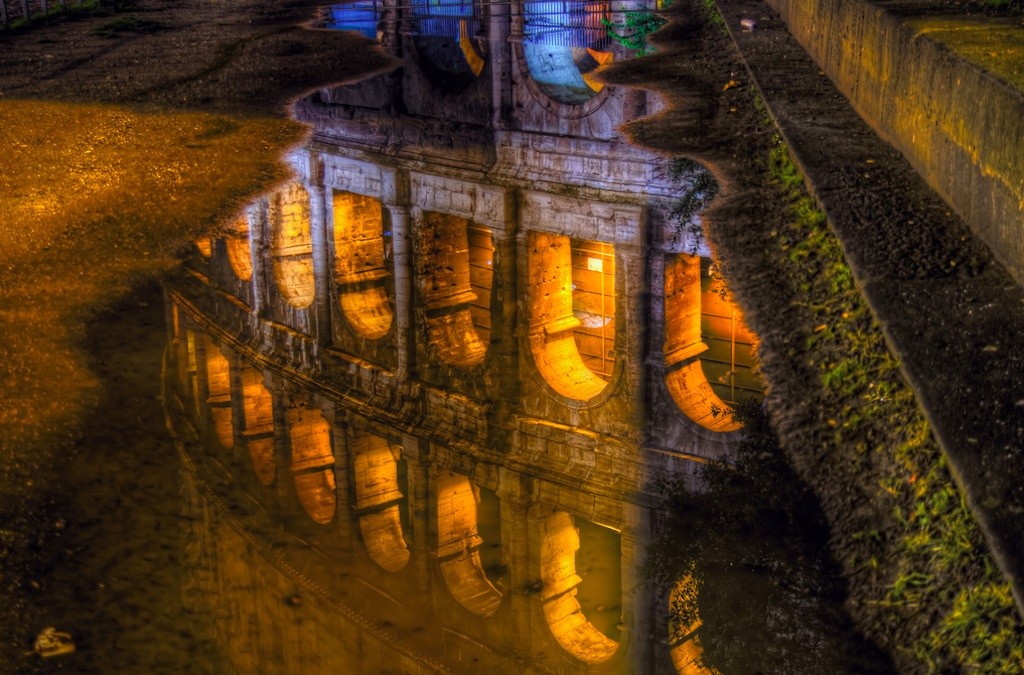Колизей отражение в воде